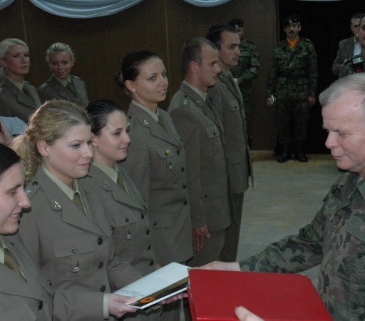 Wczoraj dowódca 11. LDKPanc gen. dyw. Paweł Lamla przywitał w szeregach dywizji 38 nowych oficerów, w tym aż 18 kobiet