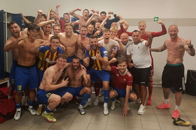 Piłkarze Jaroty Jarocin tak cieszyli się w szatni po wygranej w Gdyni