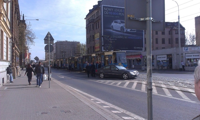 Wrocław: Wypadek na Piłsudskiego. Tramwaj linii 2 zderzył się samochodem osobowym (ZDJĘCIA)