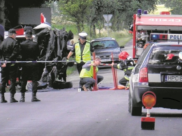 28-letnia Monika i 26-letni Paweł, ratownicy z brodnickiego pogotowia, zginęli na miejscu. Do wypadku doszło wczoraj na skrzyżowaniu w Bobrowie. 