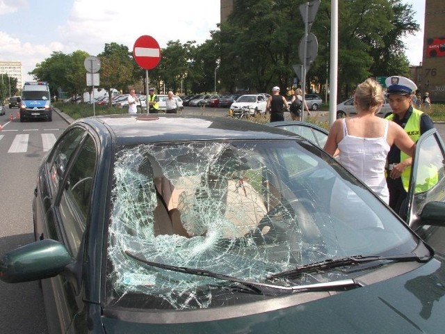 O sile potrącenia mężczyzny mogą świadczyć ślady na samochodzie. 