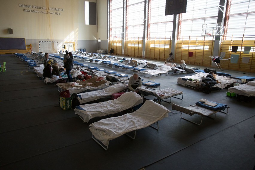 Pierwsi Ukraińcy śpią w hali gimnastycznej w Słupsku. Uchodźców z dnia na dzień przybywa