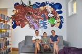 Niezwykły mural zdobi jedną ze ścian biblioteki w Kluczborku. Stworzył go znany miejscowy artysta