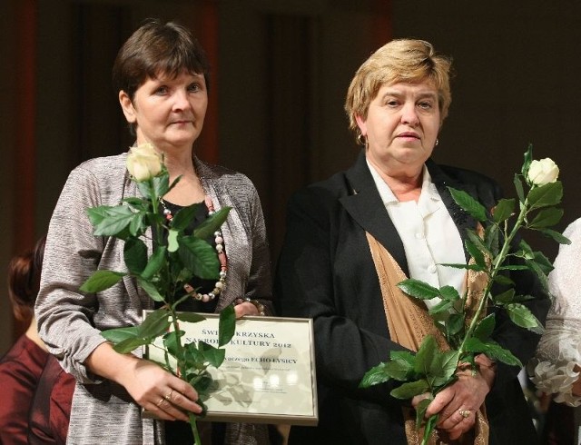 Zofia Pierzak i Bożena Ołubiec odebrały nagrodę od marszałka.
