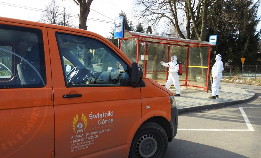 Trwa dezynfekcja miejsc publicznych, wiat i ławek na gminnych przystankach autobusowych