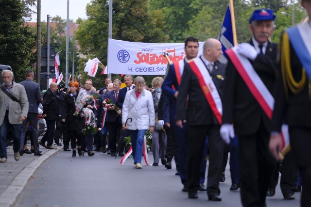 W 41. rocznicę Porozumień Sierpniowych, które m.in. zalegalizowały działalność niezależnych związków zawodowych, wielkopolscy działacze Solidarności zorganizowali lokalne obchody. We wtorek o godzinie 17 w kościele ojców dominikanów w Poznaniu odprawiona została msza święta, a po niej, o godzinie 18.30 rozpoczęły się główne uroczystości przy pomniku Poznańskiego Czerwca 1956 r. na placu Mickiewicza. Oprócz członków obecnej Solidarności i przedstawicieli władz nie zabrakło również kombatantów, pamiętających ówczesne wydarzenia. Kolejne zdjęcia--->