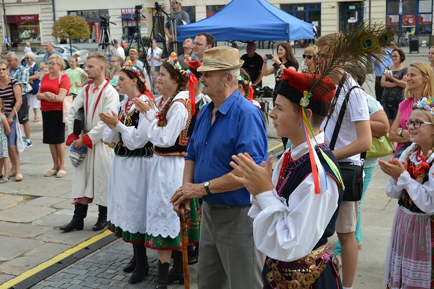 Krakowskie pawie piórka i gruzińskie śpiewy na estradzie przed ratuszem [ZDJĘCIA]