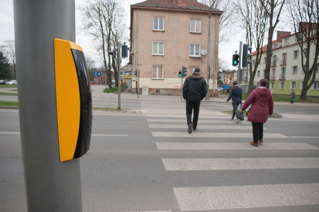 Zarząd Infrastruktury Miejskiej informuje, że światła dla pieszych świecą  się z różną długością, w zależności od pory dnia.