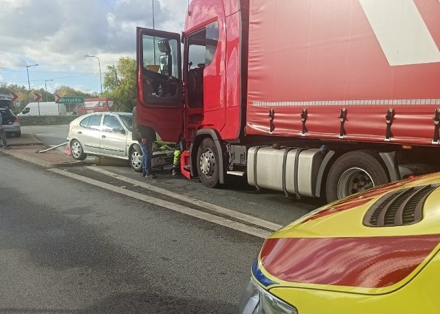 Na rondzie doszło do czołowego zderzenia samochodu osobowego oraz ciężarowego.