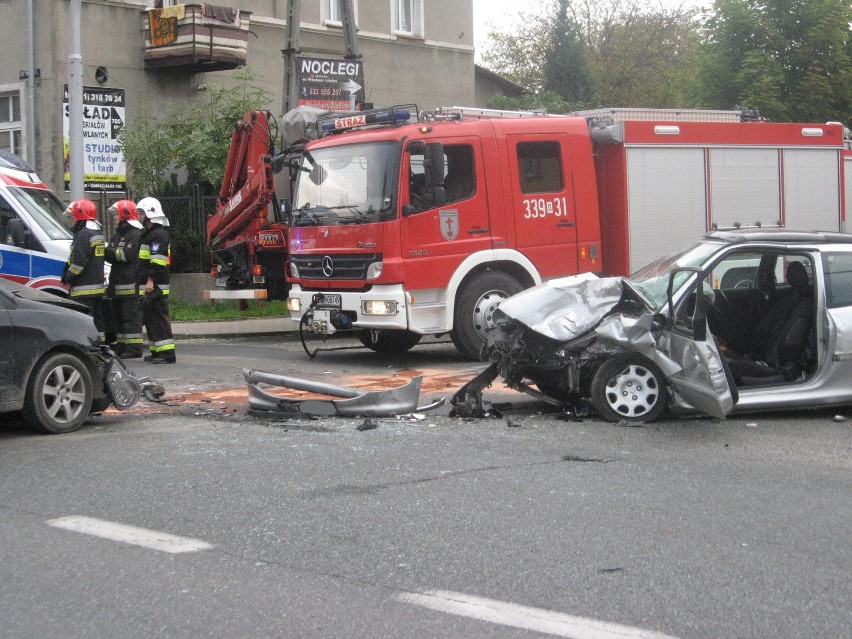 Wypadek w Siechnicach. Trzy osoby poszkodowane, w tym jedna ciężko (ZDJĘCIA)