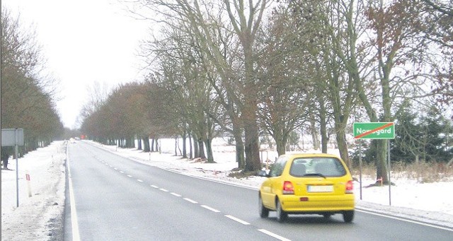Zimą odcinek drogi między Olchowem a Nowogardem staje bardziej niebezpieczny, bo zalegający na poboczu śnieg sprawia, że ludzie chodzą środkiem jezdni.