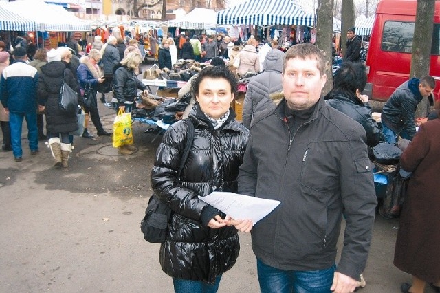 Małgorzata i Andrzej Porębscy, administratorzy terenu, na którym dwa razy w tygodniu ma miejsce tzw. „chiński bazar”, twierdzą że każde miejsce ma swojego klienta, a uchwała radnych pozbawi handlujących pracy.