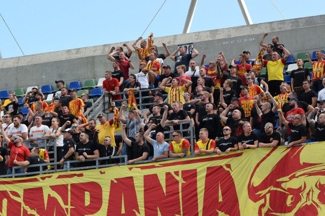 Korona Kielce w sobotnim meczu Fortuna 1 Ligi wygrała na wyjeździe z Podbeskidziem Bielsko-Biała 3:2. Gorącym dopingiem swój zespół wspierali w tym spotkaniu kibice Żółto-Czerwonych. Zobaczcie zdjęcia kibiców Korony - fotki na kolejnych slajdach>>>