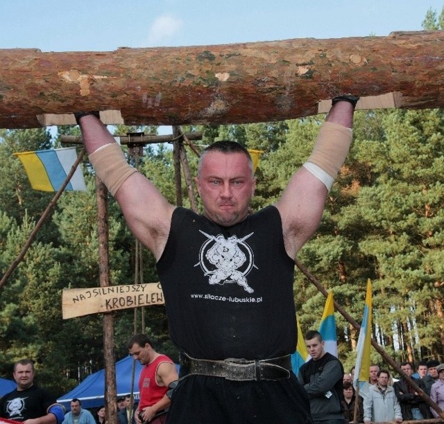 Przed rokiem Rafał Gomuła z Pszczewa doskonale sobie radził z dźwiganiem drewnianych kłód.