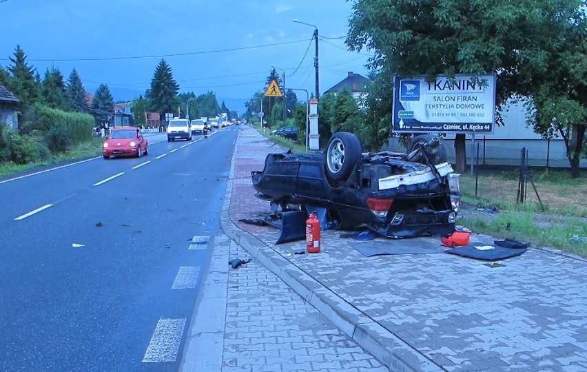 Na prostym odcinku bmw wypadło z drogi i dachowało.