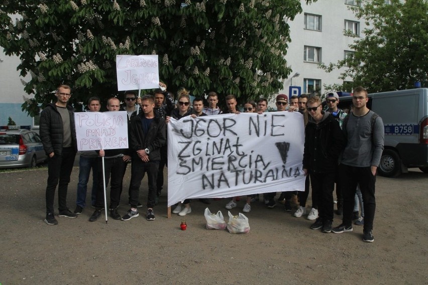 Około 100 osób protestowało pod komisariatem policji Wrocław...
