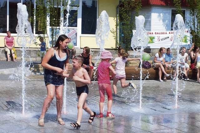W upalne dni dużo mieszkańców Szubina chłodzi się przy fontannach na Rynku, szczególnie lubią to dzieci