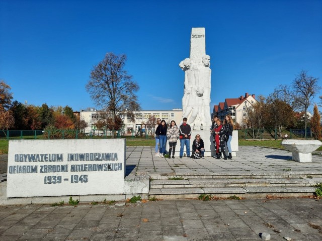 Uczniowie Szkoły Rzemiosła odwiedzili pomnik poświęcony "Obywatelom Inowrocławia Ofiarom Zbrodni Hitlerowskich 1939-1945 przy ulicy Szymborskiej". Pod Pomnikiem Martyrologii Inowrocławian zapalono znicze