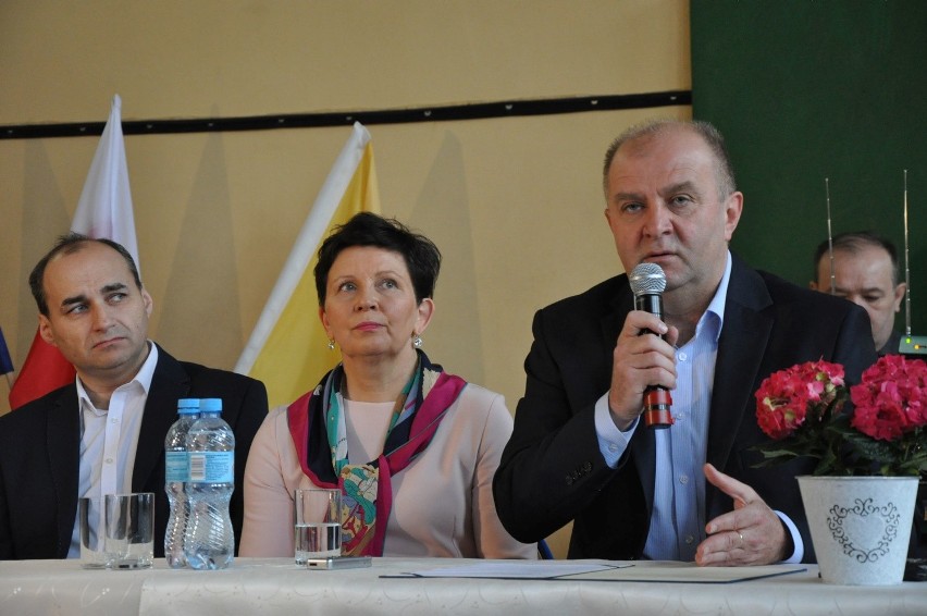 Lekcja WOS z marszałkiem Andrzejem Bułą w gimnazjum nr 1 w...