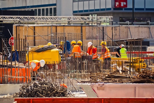 Coraz więcej firm oferuje pracę uchodźcom z Ukrainy, który przybyli do naszego miasta. Na liście stworzonej przez Powiatowy Urząd Pracy we Wrocławiu jest już kilkaset ofert adresowanych do Ukraińców. Pracowników potrzeba m.in. w branży produkcyjnej i budowlanej."Na początku marca uruchomiliśmy specjalny e-mail, na który pracodawcy zainteresowani zatrudnieniem Ukraińca lub Ukrainki mogą wysyłać swoje zgłoszenia. Nie musieliśmy długo czekać" - mówi Maciej Sałdacz z wrocławskiego PUP. Zobaczcie, kogo chcą zatrudnić wrocławskie firmy. Aktualne oferty pracy dla Ukraińców we Wrocławiu znajdziecie na kolejnych slajdach.Możecie na nie przechodzić za pomocą strzałek lub gestów na ekranie smartfona.