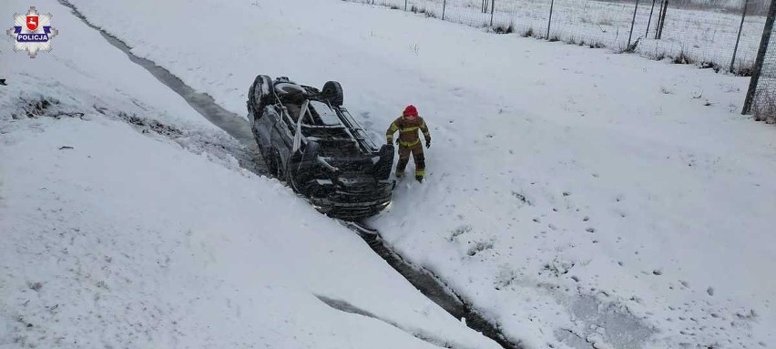 Powiat rycki. Dwa auta w rowie. Kierowców zaskoczyły warunki na drodze?