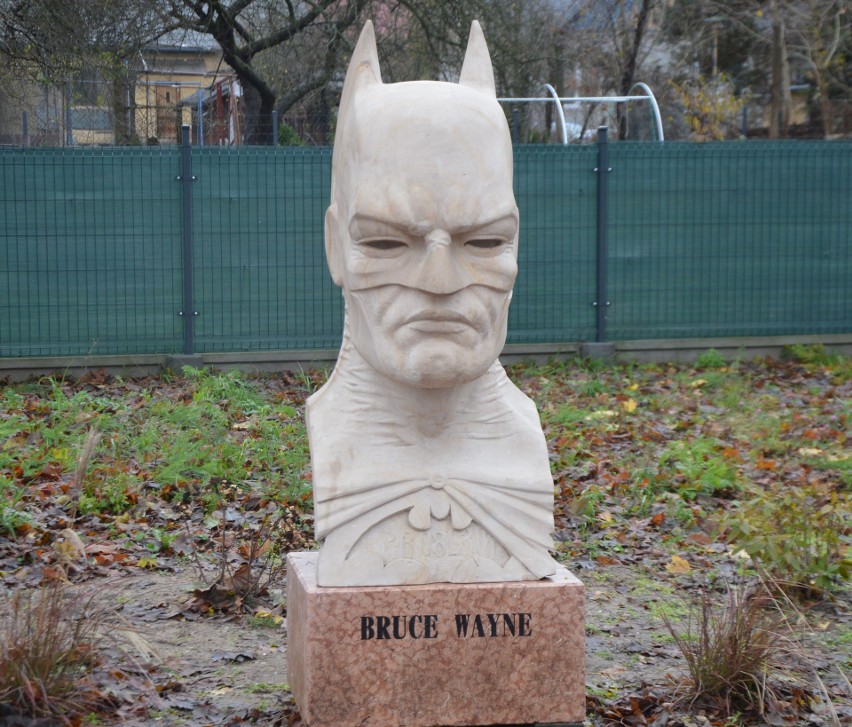 Rzeźba Batmana stanęła przy deptaku przed suchedniowskim...