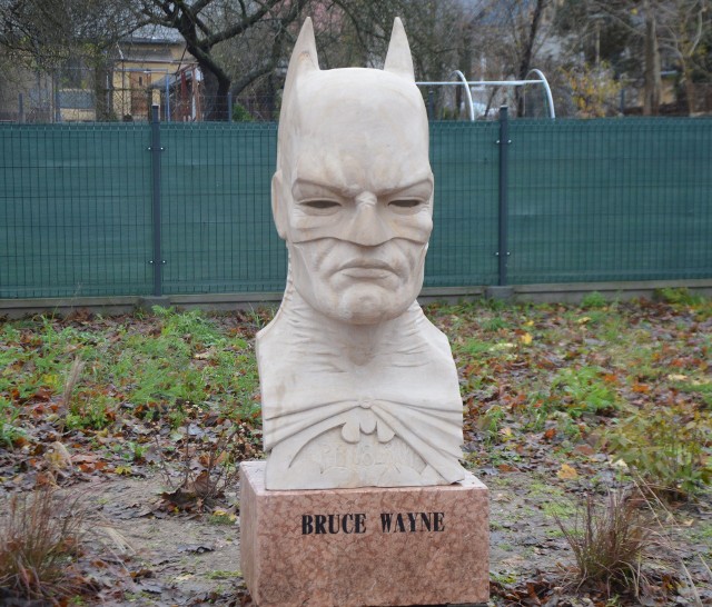 Rzeźba Batmana stanęła przy deptaku przed suchedniowskim magistratem. Jej autorem jest Dawid Szlufik.