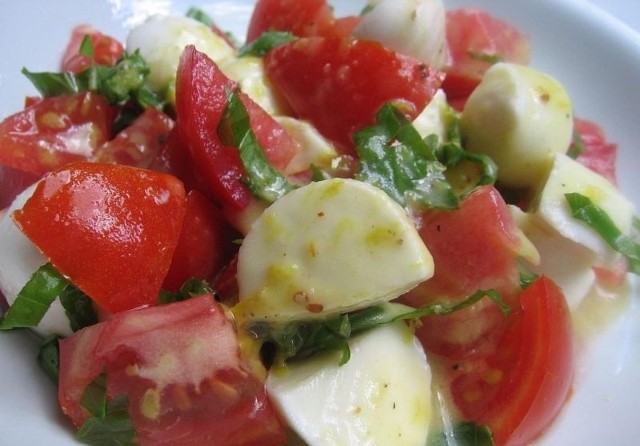 Sałatka z mozzarelli i pomidorów z aromatycznym rozmarynem i sokiem z cytrusów to lekka propozycja na letnie dni.