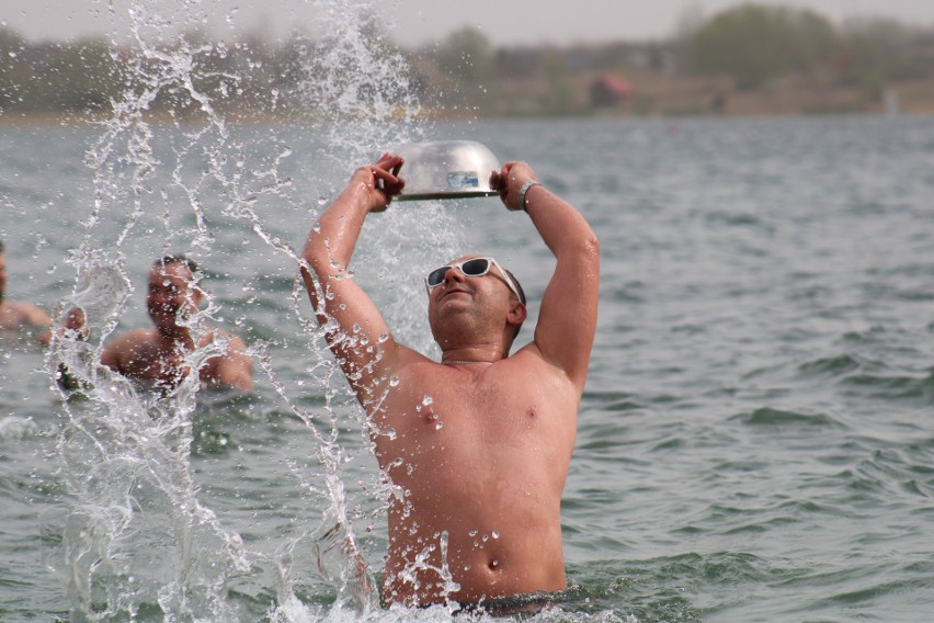W lany poniedziałek nad Jeziorem Tarnobrzeskim morsy urządziły wodną bitwę. W ruch poszły wiaderka i sikawki. Zobacz zdjęcia