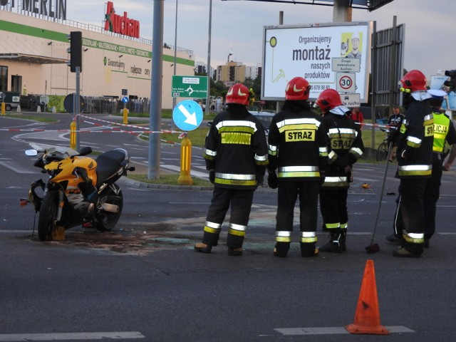 Motocyklista był reanimowany na miejscu po czym karetka zabrała go do szpitala.