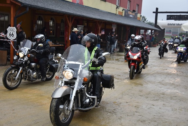 W Twinpigs w Żorach zakończenie sezonu motocyklowego. Parada motocykli przejechała ulicami Żor