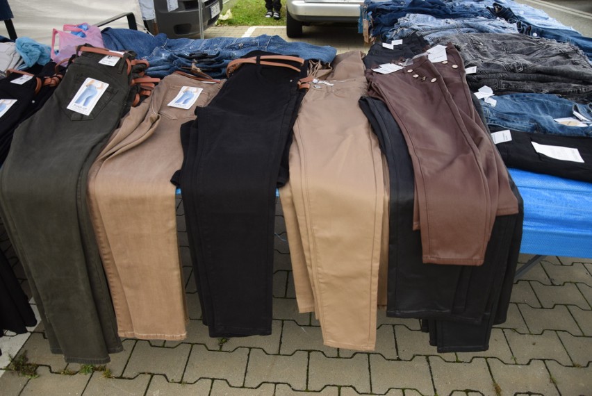 Zobacz, jakie modne jesienne ubrania możesz kupić na targowisku przy ulicy Dworaka w Rzeszowie [ZDJECIA]