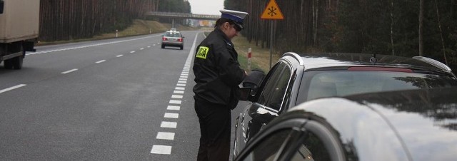 Kierowca czarnego audi "zarobił&#8221; 500 zł i 10 punktów karnych. Pędził 171 km/h.