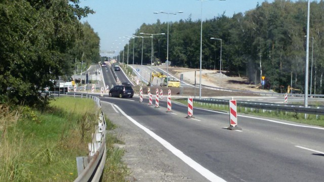 Kierowcy wciąż muszę uważać na pachołki na rondzie na ulicy Obrzeżnej Zachodniej