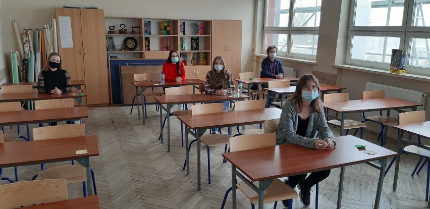 Próbny egzamin ósmoklasisty w Samorządowej Szkole Podstawowej numer 3 w Kazimierzy Wielkiej (ZDJĘCIA) 
