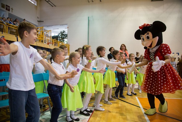 Międzyszkolny Festiwal Piosenki i Tańca. Radosne święto akceptacji w SP 50 [ZDJĘCIA, WIDEO]