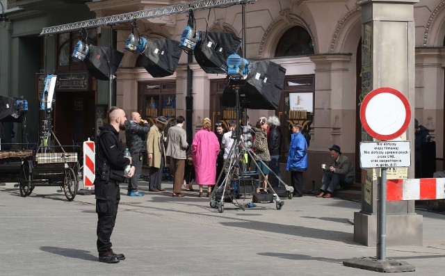 W Łodzi powstają zdjęcia do nowego serialu Telewizji Polskiej, zatytułowanego „Ludzie i Bogowie”. Akcja produkcji rozgrywa się w czasie II wojny światowej.CZYTAJ DALEJ NA KOLEJNYCH SLAJDACH