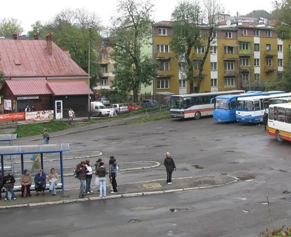 Dworzec na "Okęciu&#8221; zostanie zlikwidowany, ale zamiast tego miasto zyska w Śródmieściu około 300 miejsc parkingowych.