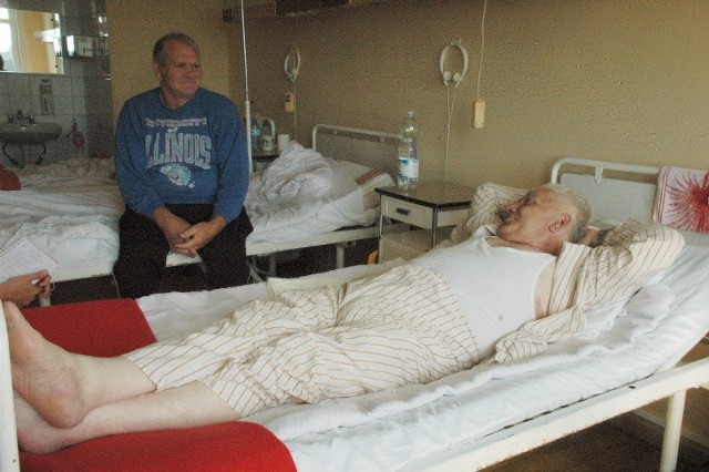 Stali pacjenci gorzowskiej urologii (od lewej) Czesław Rajnos i Stanisław Chichłowski chwalą prace lekarzy i pielęgniarek na tym oddziale