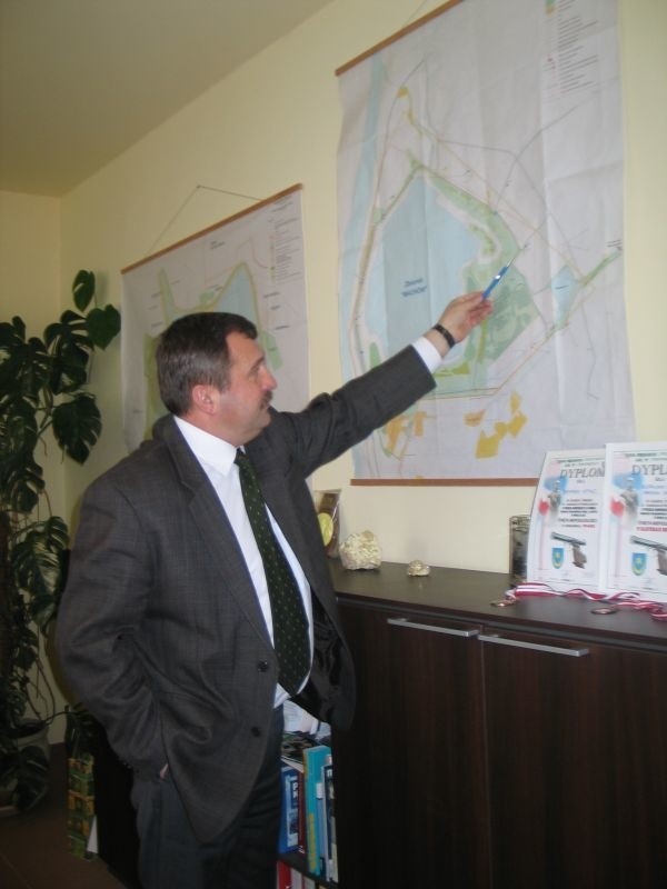 Zbigniew Buczek, prezes Zarządu Kopalni Siarki Machów, pokazuje teren, którym w przyszłości mogłaby zarządzać powołana przez skarb państwa spółka.