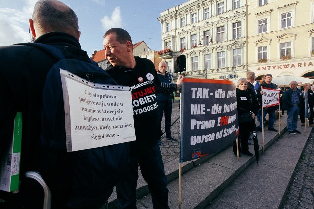 Uczestnicy protestu zebrali się w obronie praw kobiet na Starym Rynku.Czarny protest 2017 w Bydgoszczy