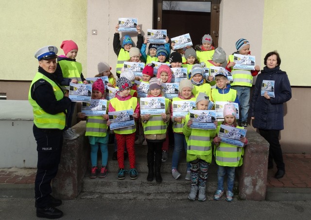 Policja z Lipska zorganizowała akcję prewencyjną na przejściu dla pieszych. Mundurowym pomagały przedszkolaki z Krępy Kościelnej.