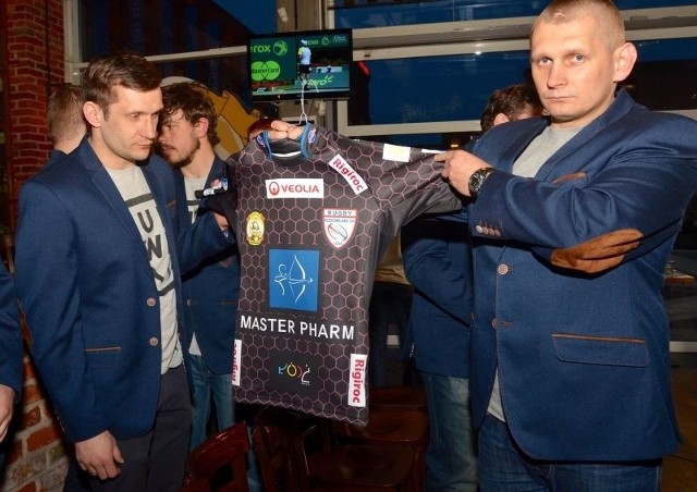 Trener Przemysław Szyburski i kapitan Tomasz Kozakiewicz prezentują nową koszulkę meczową.