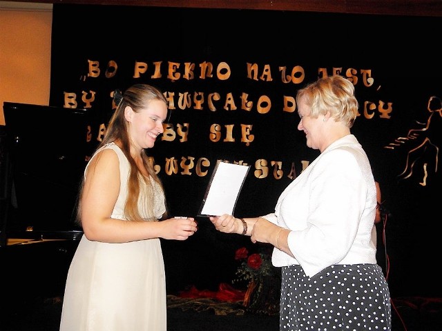 Maria Wróblewska, szefowa wydziału edukacji w starostwie (z prawej) wręcza okolicznościowy medal z okazji Roku Chopinowskiego Izabeli Jutrzenka Trzebiatowskiej