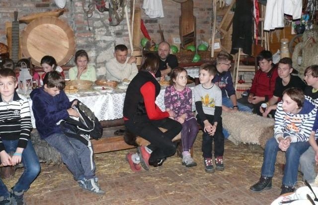 Wigilia dla dzieci w Ostoi Dworskiej w Leśnicy.