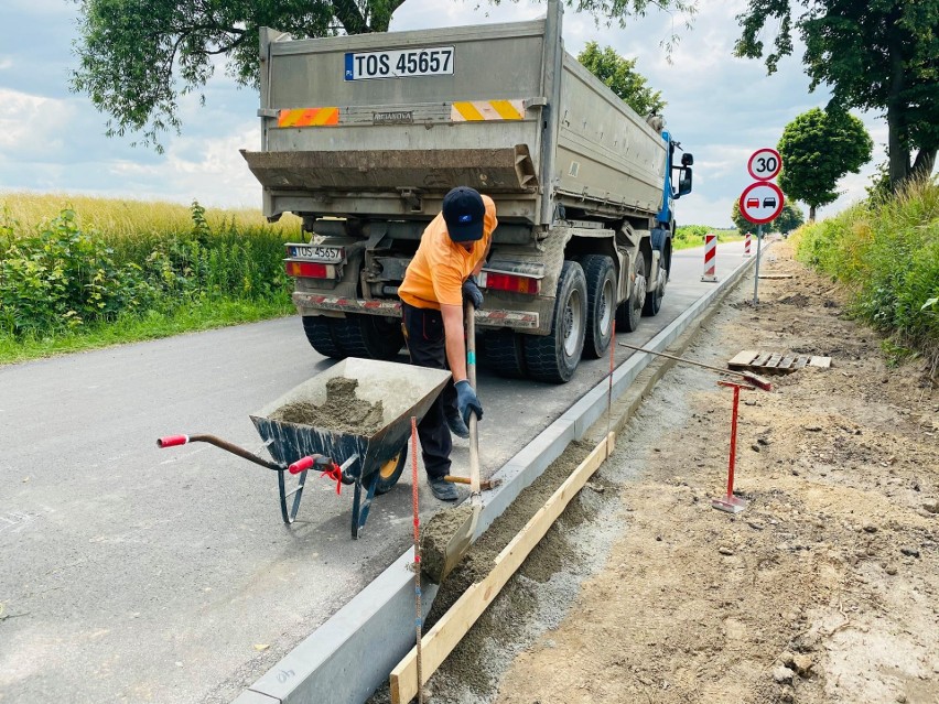 We Wszechświętych w gminie Sadowie powstaje nareszcie chodnik dla pieszych (ZDJĘCIA)