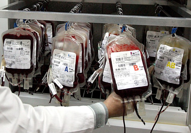 Powstała baza osób chętnych do oddawania krwi. Gdy krwi zabranie, dostaną zaproszenie do donacji. W bazie są już kandydaci z Łódzkiego. Na razie jednak krwi dla Ukrainy oddano tyle, że jest jej aż zbyt dużo.