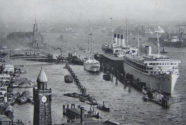 Przedwojenna widokówka ukazująca Gustloffa (na pierwszym planie) w porcie w Hamburgu. 