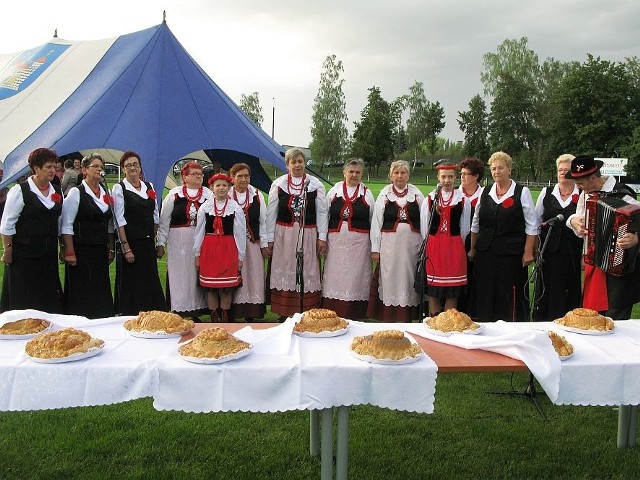 Pachnące bochny świeżego chleba czekały na moment, kiedy władza podzieli się z mieszkańcami gminy. Za stołem "Pałuczanki" i "Czerwone róże".