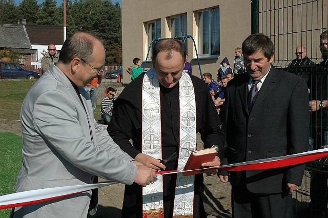 Burmistrz Końskich Krzysztof Obratański, sołtys Wąsoszy Lucjan Górecki i ksiądz z Czarnej Ryszard Andrzejczyk przecinali symboliczną wstęgę.